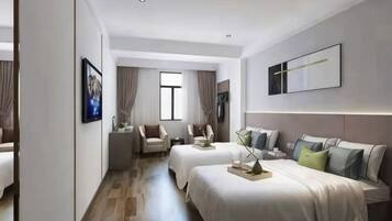 Una habitación de hotel con dos camas, un escritorio, una silla, un televisor y una ventana.