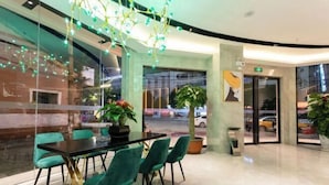 Lobby-lounge