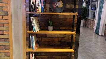 Una estantería con libros y un disco de vinilo.