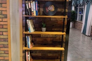 Une bibliothèque avec des livres et un disque vinyle.