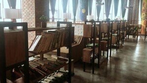 A library with bookshelves and seating areas. - Renshou Wanye Sunshine Hotel (Renshou)