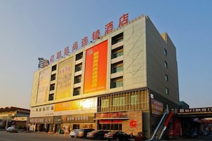 Un edificio de varios pisos con señalización que indica que es un hotel.