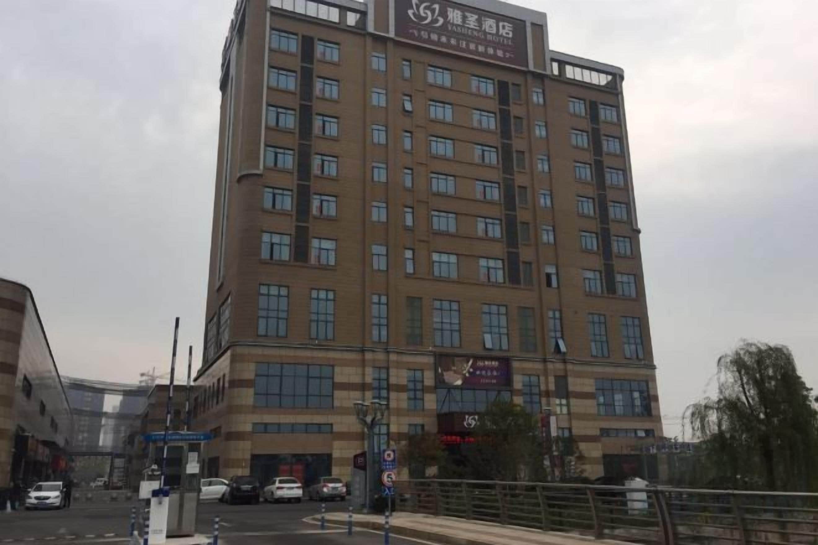 Un edificio de varios pisos con fachada plana y numerosas ventanas, y un letrero en la parte superior.