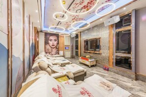 A hotel room with a long bed, a television, and a large window. - Fulijin Hotel (Foshan)