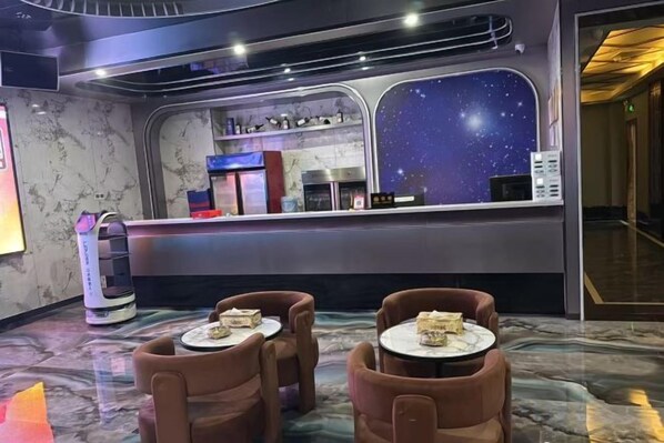 Un restaurante con barra, asientos y vistas a las estrellas.