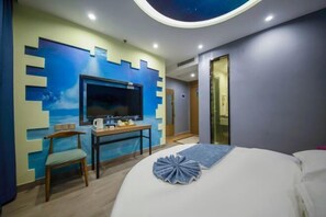 A bedroom with a bed, a desk, a chair, a television, and a bathroom door. - Leiketai Theme Hotel (Bengbu Railway Station Branch) (Bengbu)