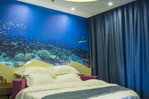 A bed with white bedding, a headboard, and a nightstand with a clock. - Leiketai Theme Hotel (Bengbu Railway Station Branch) (Bengbu)