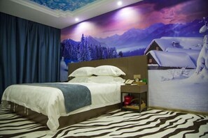 Ein Schlafzimmer mit einem Bett, einem Nachttisch, einer Lampe und einer Wandmalerei einer verschneiten Landschaft.