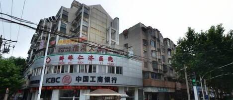 A multi-story building with signage for a KBC China Industrial Bank and a restaurant.