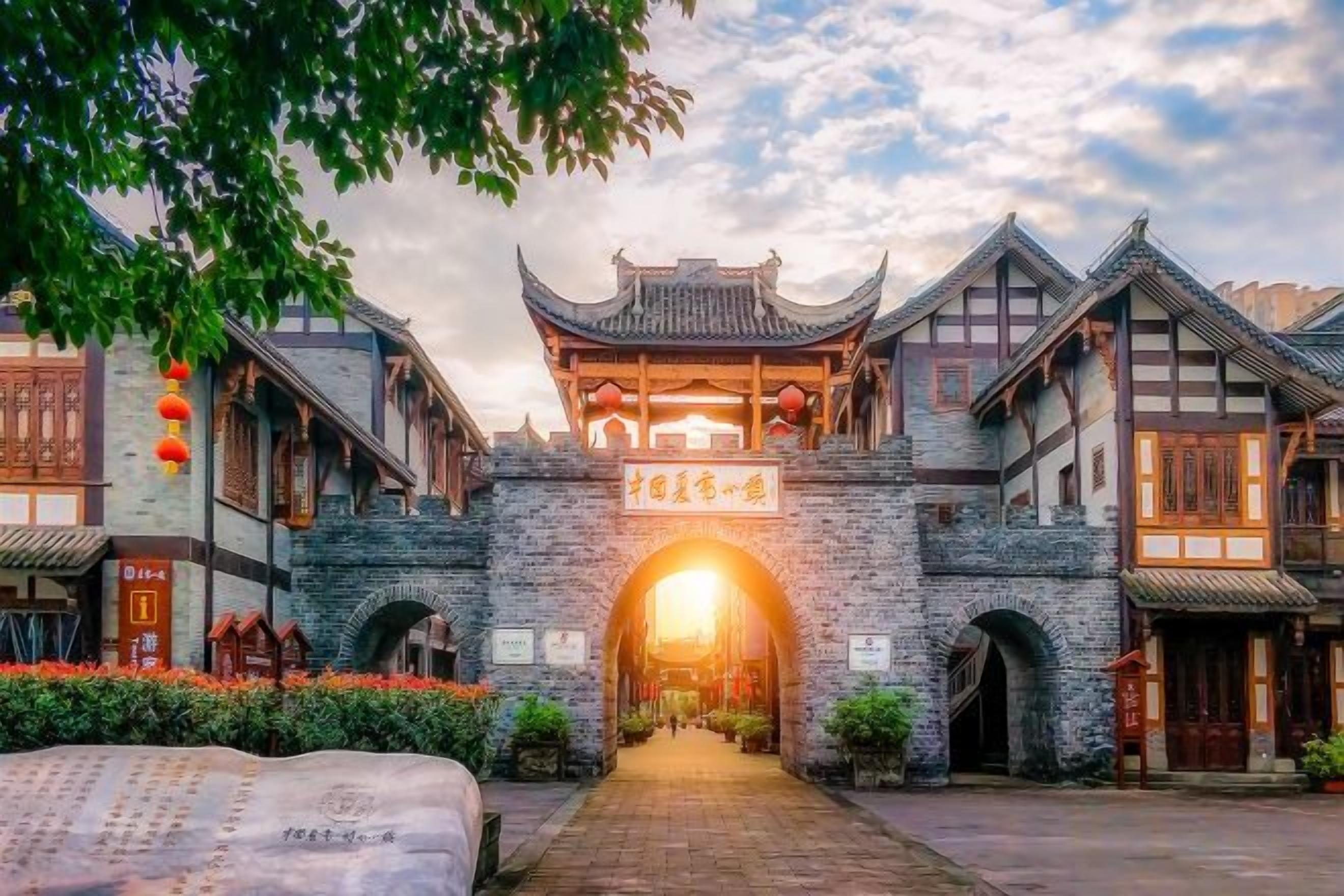 Ein traditionelles chinesisches Tor mit einem deutlichen Weg, der hindurchführt, umgeben von Gebäuden im traditionellen Stil.