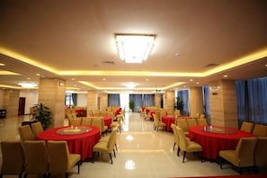 A spacious banquet hall with round tables and chairs, a chandelier, and a clean, polished floor. - Sumahui Hotel (Suzhou East Railway Station Kechuang Center) (Suzhou)