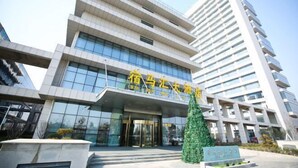 A modern hotel with a prominent entrance, multiple floors, and a large glass facade. - Sumahui Hotel (Suzhou East Railway Station Kechuang Center) (Suzhou)