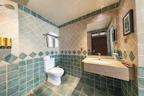 A bathroom with a toilet, sink, and shower. - Sinage Tianyuan Hotel (Mianyang)