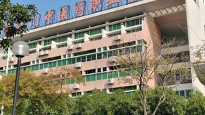 A multi-story building with a sign indicating it is a medical facility. - Huaxuan Hotel (Jiangmen)