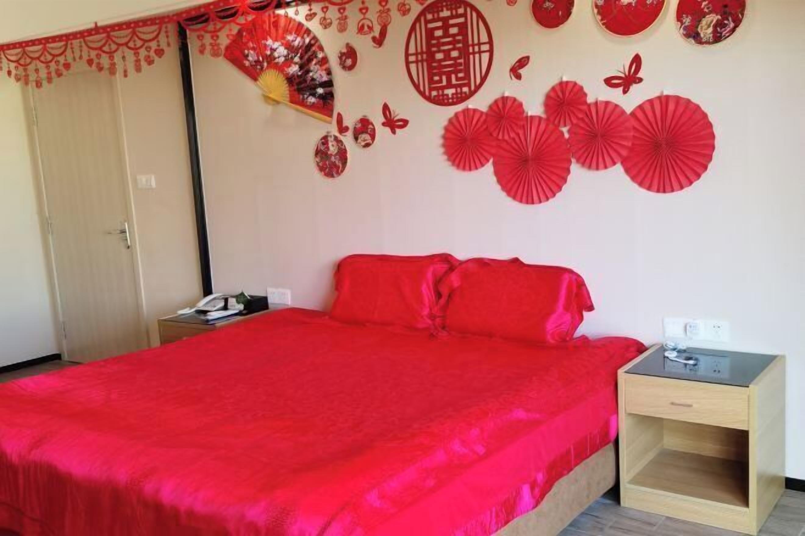 Een slaapkamer met een groot bed, een nachtkastje en een bedtafel.