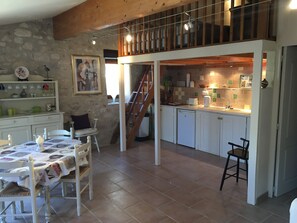 Dining - Delightful independant property with garden in small medieval fortified citadel (Pujols)