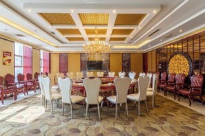 A conference room with a round table, chairs, and a chandelier. - Changtai Palace Hotel (Hanggin Banner)