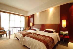 A hotel room with two beds, a sitting area, and a large window. - Xin Ci Hotel (Yancheng)