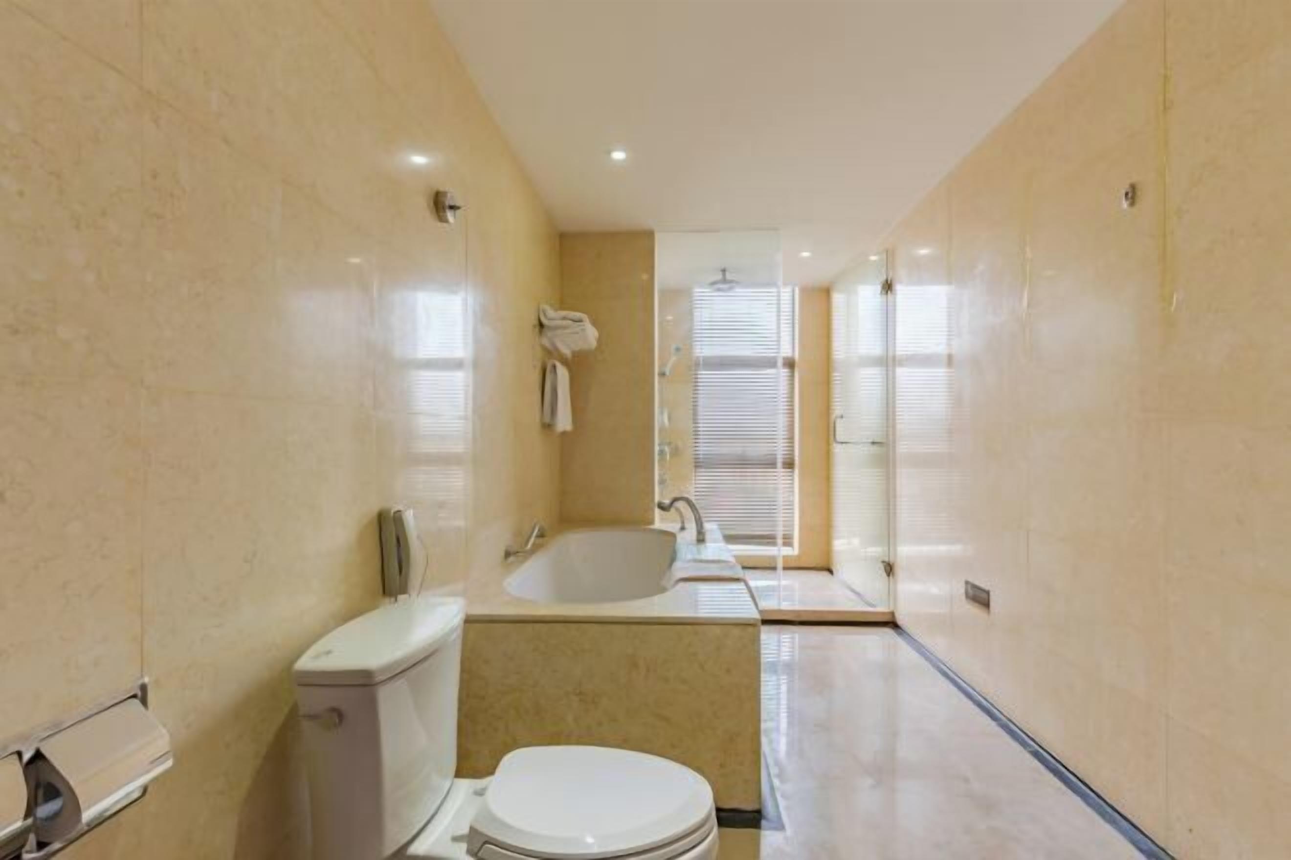 A bathroom with a toilet, sink, and bathtub.