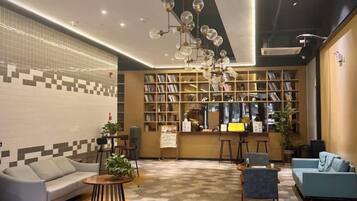 Ein modernes Interieur mit einer Sitzecke, einem Bücherregal und einer Bar.