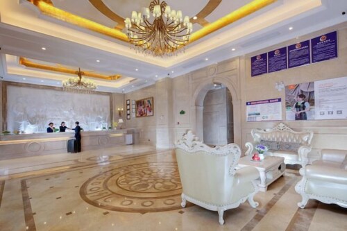 Vienna Hotel (Zunyi Xinpu Riyuexingcheng Branch)