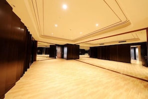 A spacious, well-lit hotel lobby with a wooden floor and dark-toned walls. - Shangqiu Xinhua Jianguo Hotel (Shangqiu)