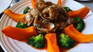 A plate of food with clams, broccoli, and carrots. - Xinshenghao Hotel (Chengdu)