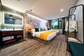 Une chambre d’hôtel moderne avec un grand lit, une table de chevet, un miroir et une vue sur la verdure.