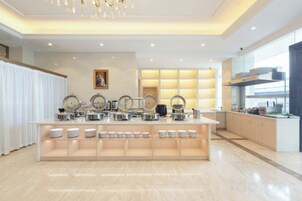 Una cocina moderna con una isla central, equipada con diversos electrodomésticos y utensilios.