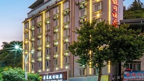 A multi-story hotel with a sign indicating it is a holiday hotel.