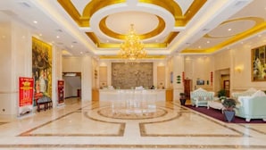 A hotel lobby with a reception desk, a chandelier, and seating area. - Vienna Hotel (Hefei North 2nd Ring International Auto City) (Hefei)