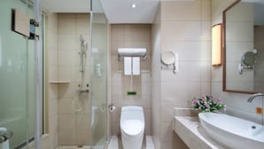 A modern bathroom with a glass shower enclosure, a white toilet, a large sink, and a mirror. - Vienna Hotel (Hefei North 2nd Ring International Auto City) (Hefei)
