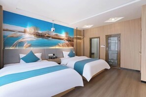 Ein Hotelzimmer mit zwei Betten, einer großen Wandmalerei und Holzboden.