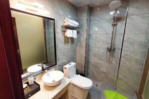 Ein modernes Badezimmer mit Waschbecken, Toilette und Dusche.