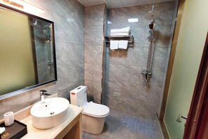 Ein Badezimmer mit Waschbecken, Toilette und Dusche.