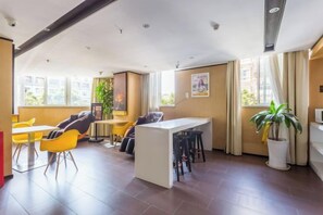 A spacious room with a dining area, a bar, and a large window providing natural light. - IU Hotel (Chongqing Fengcheng) (Chongqing)