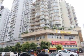 Un hôtel à étages, doté de balcons et d’une enseigne bien visible.