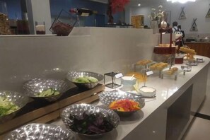 Un bufé con diferentes opciones de comida y una barra de servicio.