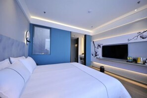 A modern bedroom with a large bed, a TV mounted on the wall, and a minimalist design. - Magnolia Hotel (Rizhaogang Lighthouse Scenic Area Lianyungang Road) (Rizhao)