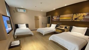 A hotel room with three beds, a flat-screen TV, a coffee machine, and a wall-mounted artwork. - Jucheng Youpin Hotel (Ju County)