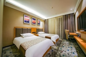 A hotel room with two beds, a desk, a chair, and a large window with curtains. - Mingcheng Boutique Hotel in Bengbu City (Bengbu)