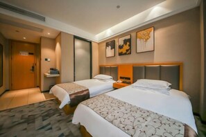 Habitación de hotel con dos camas, cabeceros, mesitas de noche y un cuadro en la pared, además de una puerta que da a otra habitación.