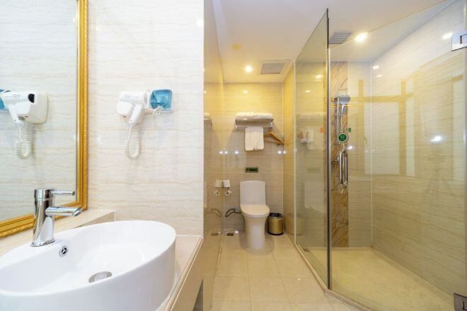 Escritorio, espacio para trabajar con laptop y wifi gratis 