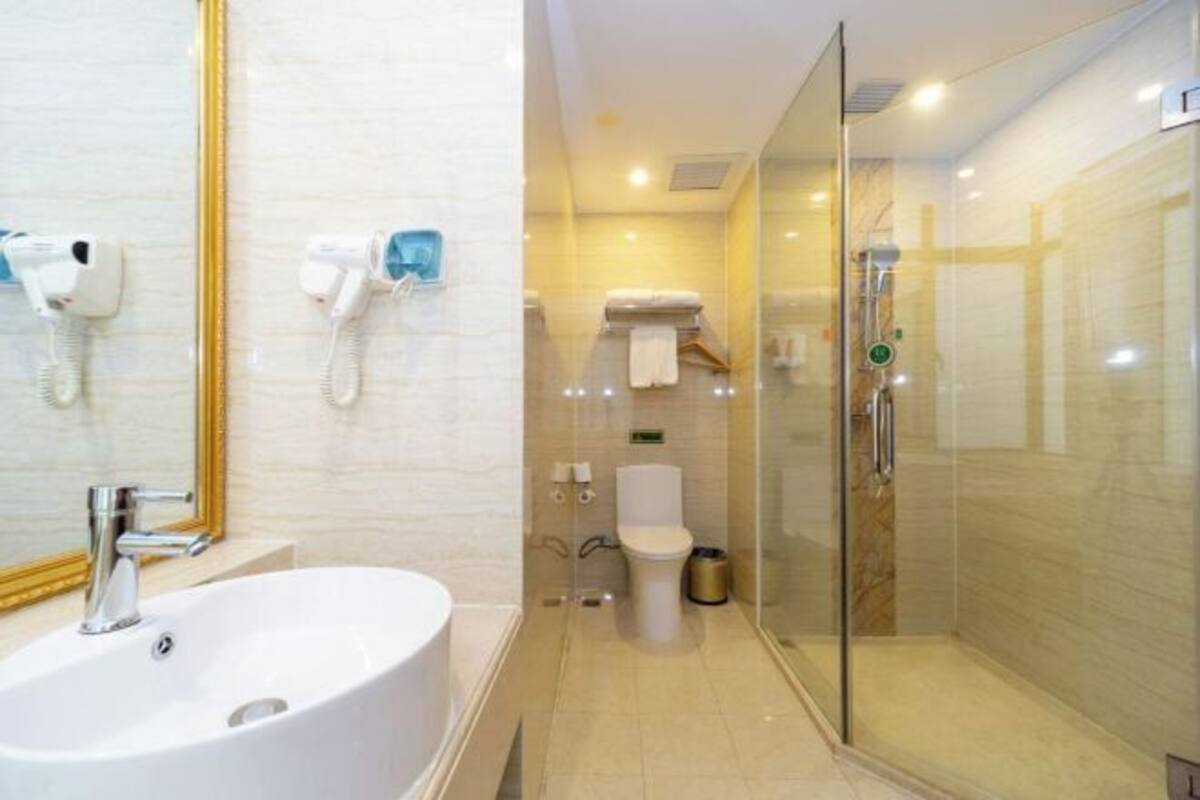 Escritorio, espacio para trabajar con laptop y wifi gratis