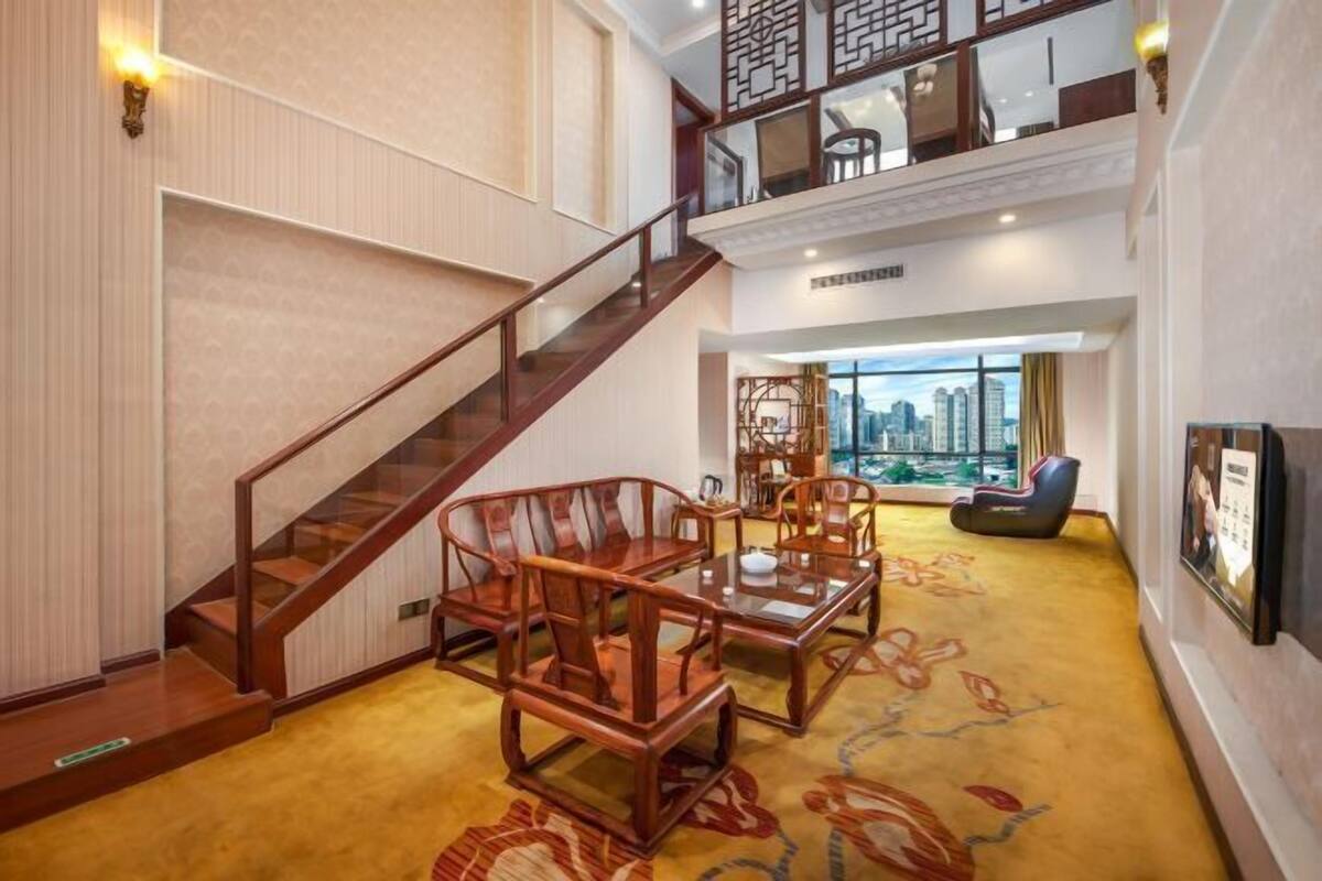 Skrivebord, skrivebord for bærbar PC og wi-fi (inkludert)