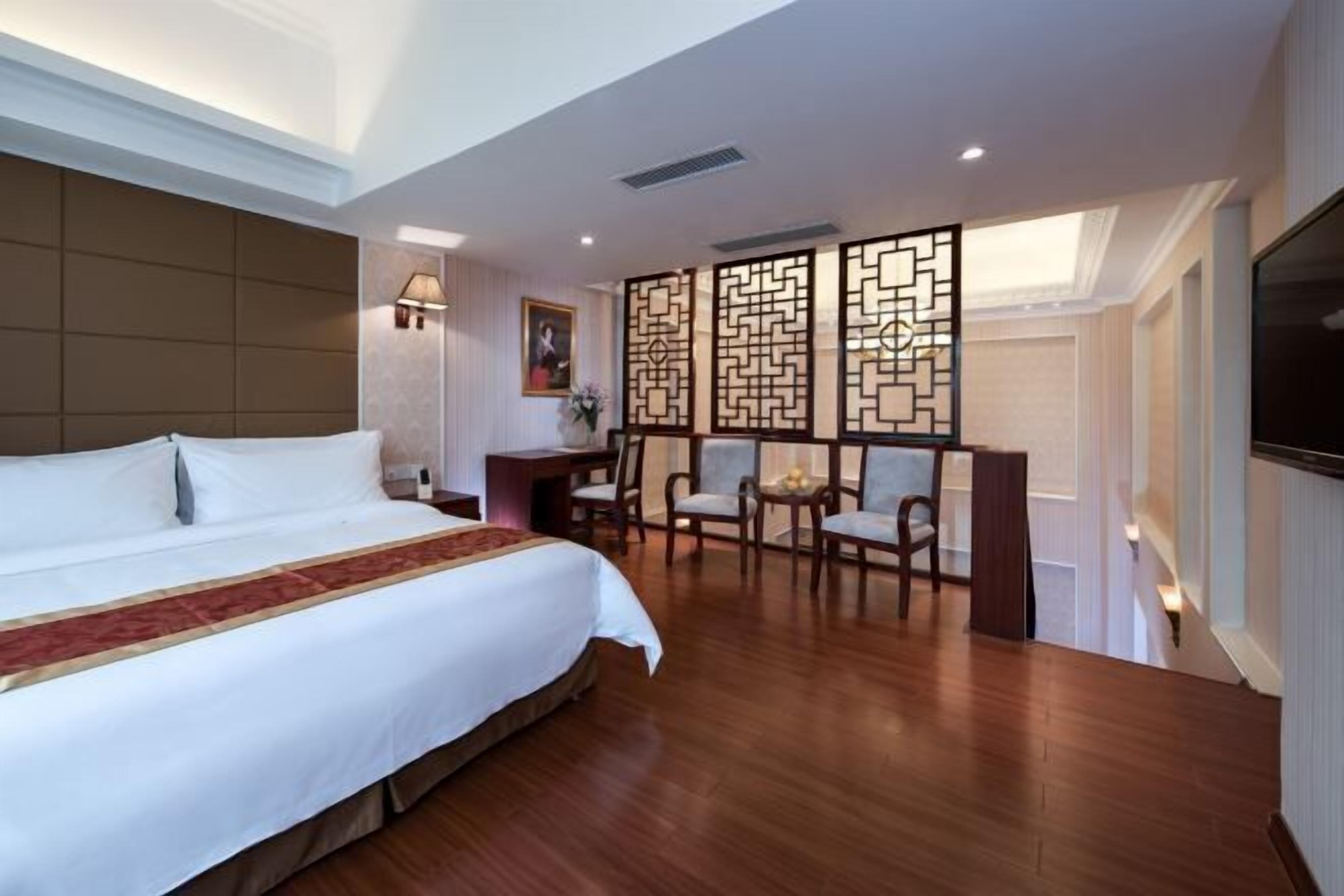 Skrivebord, skrivebord for bærbar PC og wi-fi (inkludert)