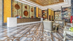 A lobby with a marble floor, a reception desk, and ornate furniture. - Foshan Star Hotel (Huili Plaza Store) (Foshan)