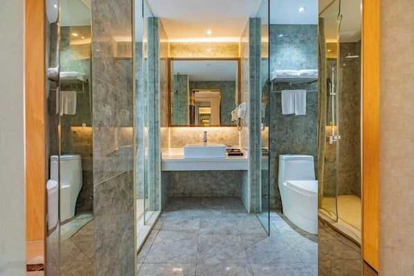 A modern bathroom with a glass-enclosed shower, a white sink, and a toilet. - Foshan Star Hotel (Huili Plaza Store) (Foshan)