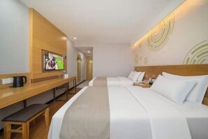 A hotel room with a bed, a desk, a TV, and a bench. - GreenTree Inn (Yancheng Hongxing Meikailong Century Avenue) (Yancheng)