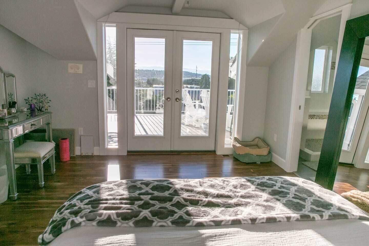 5 bedrooms, iron/ironing board, WiFi, bed sheets